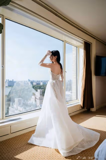 賭王33歲女兒慶博士畢業!喂小8歲內地老公吃蛋糕,還深情擁吻