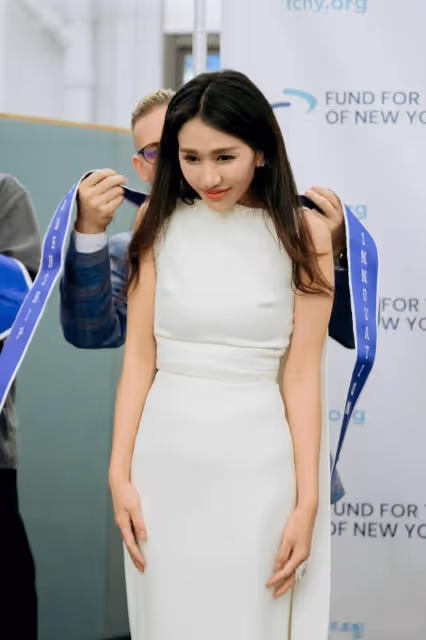 賭王33歲女兒慶博士畢業!喂小8歲內地老公吃蛋糕,還深情擁吻