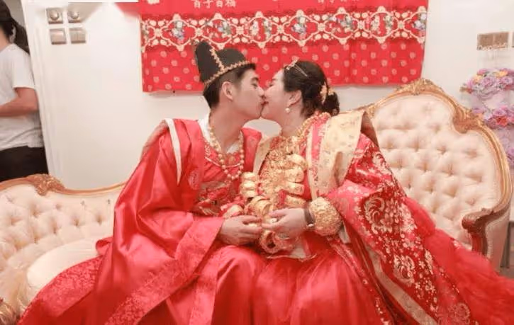 賭王33歲女兒慶博士畢業!喂小8歲內地老公吃蛋糕,還深情擁吻