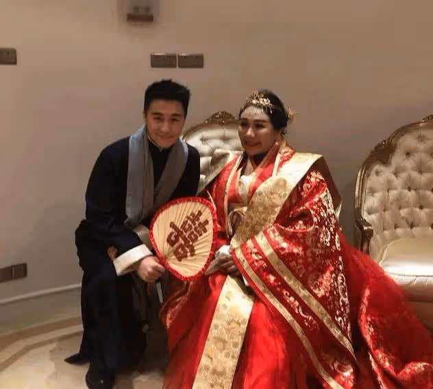 賭王33歲女兒慶博士畢業!喂小8歲內地老公吃蛋糕,還深情擁吻