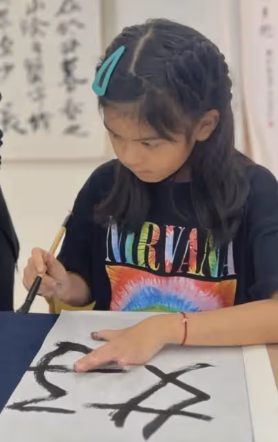 賈靜雯帶女兒學書法,9歲咘咘面部變平,身形修長越來越像修杰楷