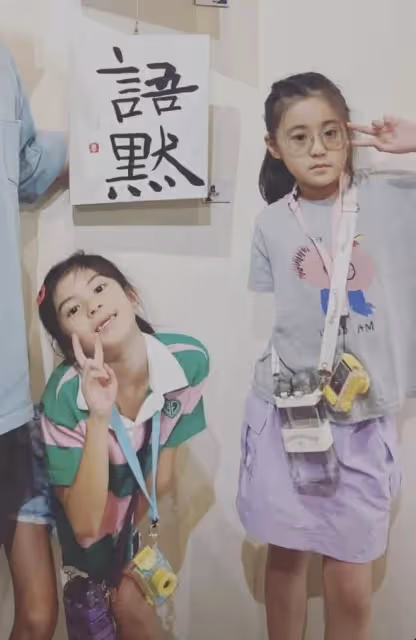 賈靜雯帶女兒學書法,9歲咘咘面部變平,身形修長越來越像修杰楷