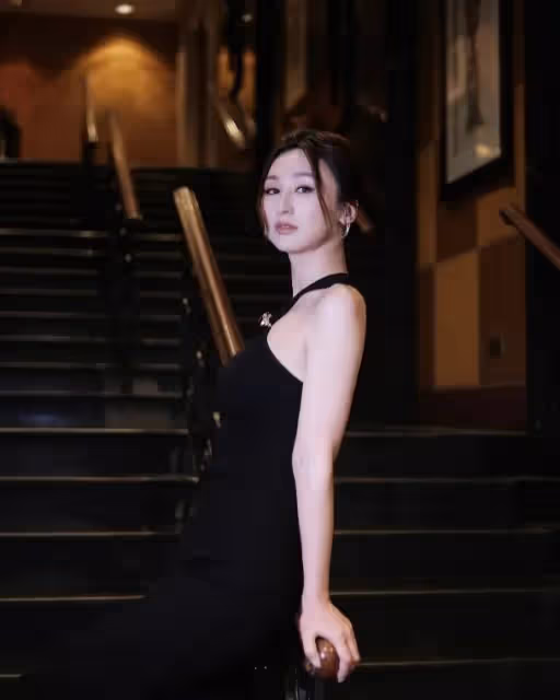 TVB花旦開直播被逼婚,霸氣回懟網友登上熱搜,入行16年僅一段五年情