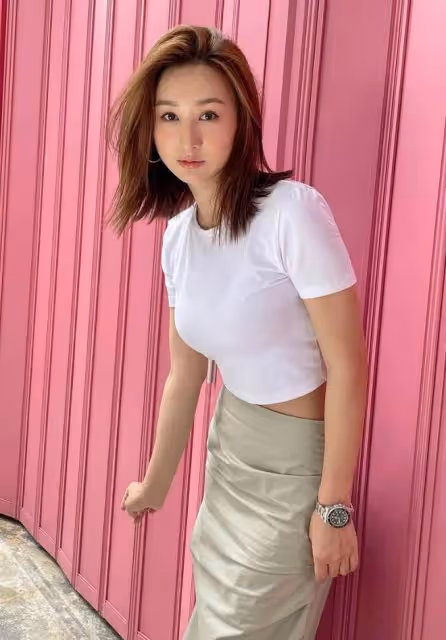 TVB花旦開直播被逼婚,霸氣回懟網友登上熱搜,入行16年僅一段五年情