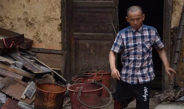 16年廣州男子買菜時,偶遇雙腳被截斷的乞丐,竟是失蹤12年的同學