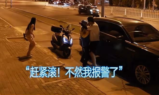 女子喝醉酒被陌生男子拖上車,遇外賣員出手相助,評論區讓人心寒