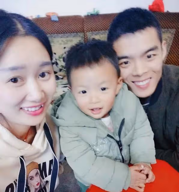 漂亮姑娘苦等兩年嫁退伍男友,生下兒子美好生活剛開始厄運卻降臨