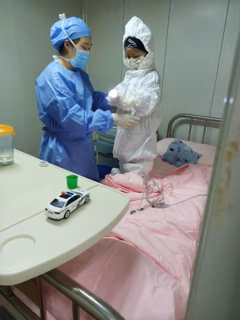 漂亮姑娘苦等兩年嫁退伍男友,生下兒子美好生活剛開始厄運卻降臨