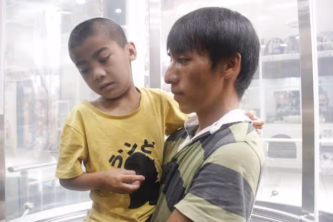 夫妻帶重症兒子遠赴北京治病,男子一個決定卻讓家散了:誰也不怨