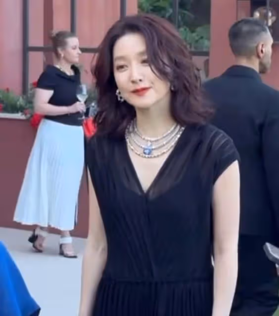 李英愛現身法國LV活動，化身冰美人艷壓全場，身材完勝同齡人