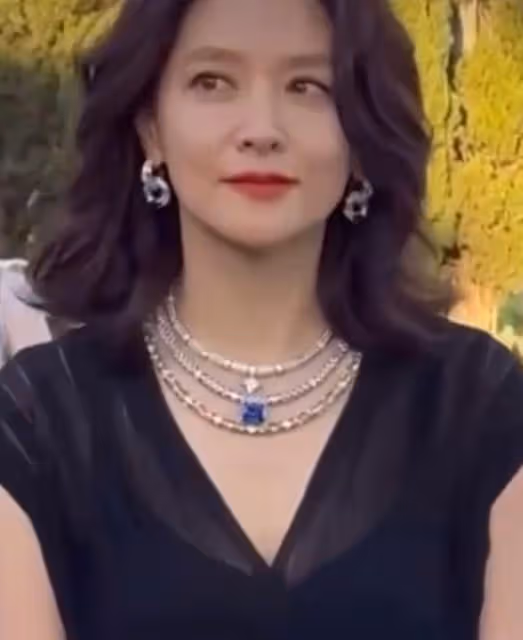 李英愛現身法國LV活動，化身冰美人艷壓全場，身材完勝同齡人