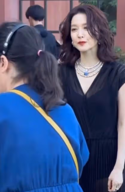 李英愛現身法國LV活動，化身冰美人艷壓全場，身材完勝同齡人