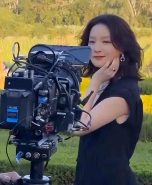 李英愛現身法國LV活動，化身冰美人艷壓全場，身材完勝同齡人