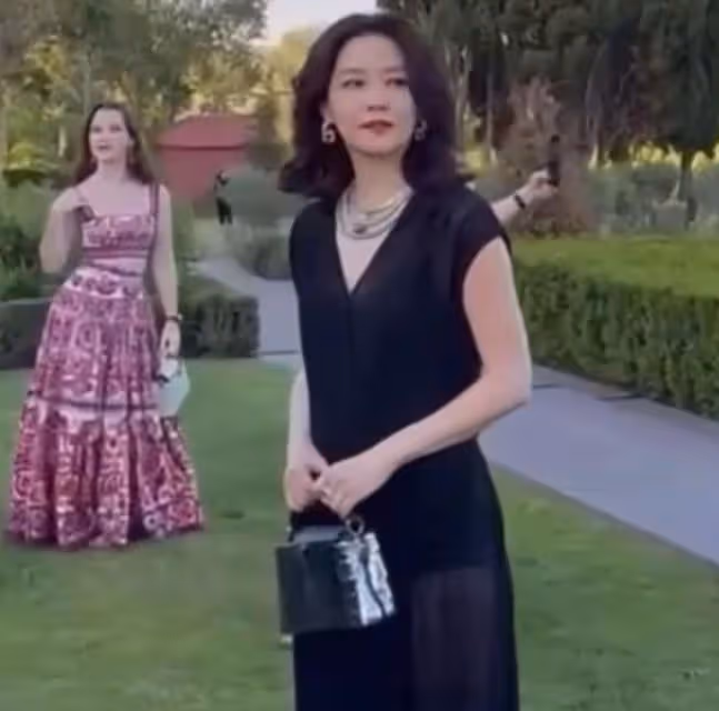 李英愛現身法國LV活動，化身冰美人艷壓全場，身材完勝同齡人