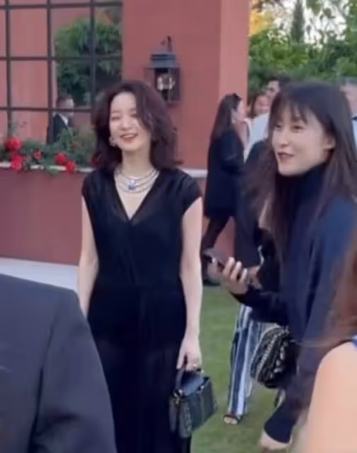 李英愛現身法國LV活動，化身冰美人艷壓全場，身材完勝同齡人