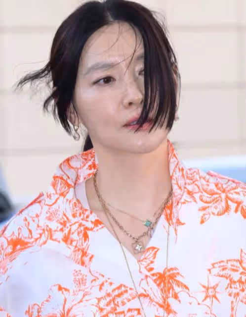 李英愛現身法國LV活動，化身冰美人艷壓全場，身材完勝同齡人