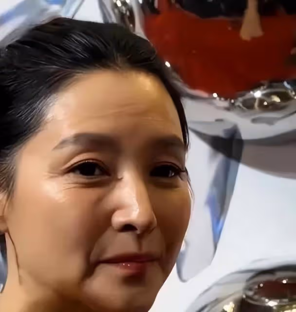 李英愛現身法國LV活動,化身冰美人艷壓全場,身材完勝同齡人