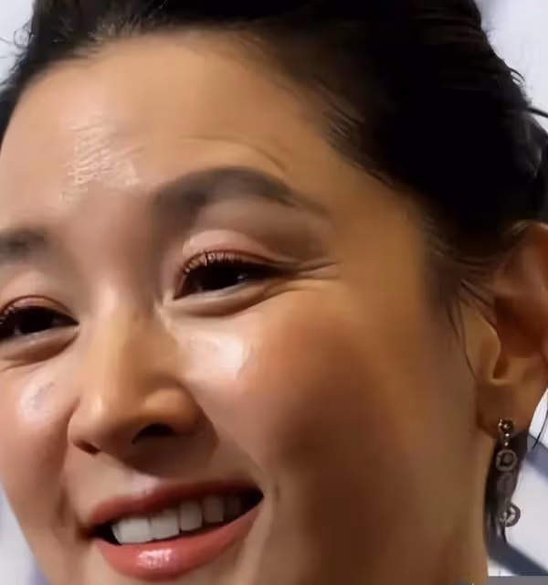 李英愛現身法國LV活動,化身冰美人艷壓全場,身材完勝同齡人