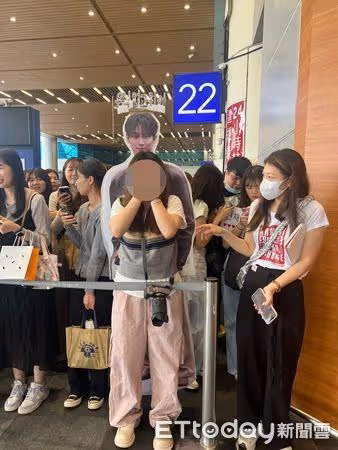 直擊/全場她獲得愛心!邊佑錫看到「粉絲背著他」 秒大笑衝上去