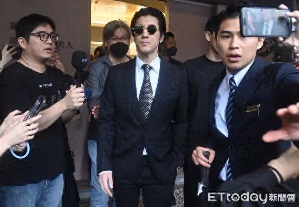 王力宏、黑范夫妻同現身!親赴邱璃寬母靈堂致意 待40分鐘才離開