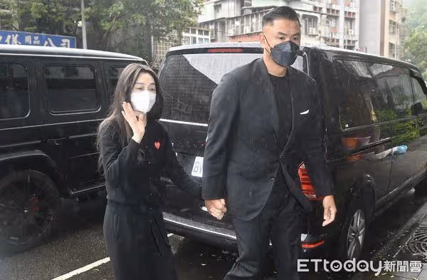 王力宏、黑范夫妻同現身!親赴邱璃寬母靈堂致意 待40分鐘才離開