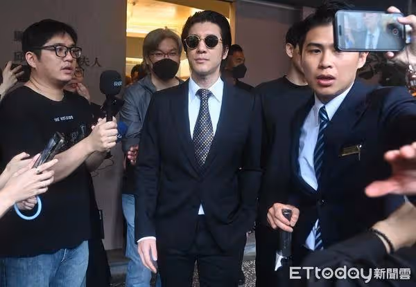 王力宏、黑范夫妻同現身!親赴邱瓈寬母靈堂致意 待40分鐘才離開