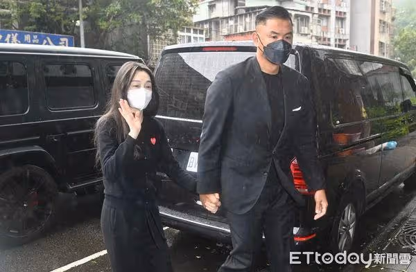 王力宏、黑范夫妻同現身!親赴邱瓈寬母靈堂致意 待40分鐘才離開