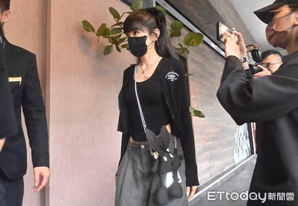 謝金燕現身邱瓈寬母靈堂:非常傷心!暴瘦身影惹心疼「我會撐住」