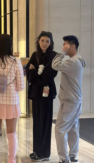 七匹狼特步豪門聯姻排場大!奚夢瑤眼神羨慕,賭王家族3人捧場
