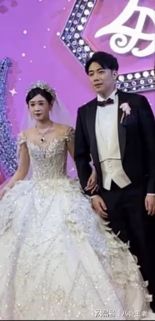 七匹狼特步豪門聯姻排場大!奚夢瑤眼神羨慕,賭王家族3人捧場