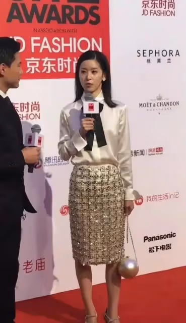 章澤天怎麼也腫了!為京東站台模樣變化大,拎22萬包氣質卻沒跟上