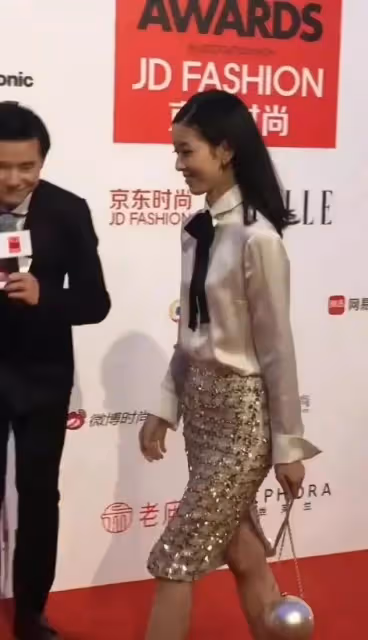 章澤天怎麼也腫了!為京東站台模樣變化大,拎22萬包氣質卻沒跟上