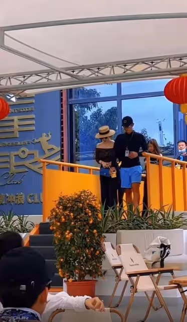 霍思燕減下肥好驚艷!一身法式打扮人群中白到反光,杜江瞬間掉價