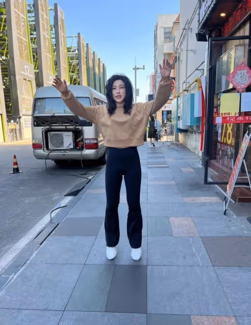 朱珠有勇氣!無懼形象在街頭健身,頭髮凌亂大象腿好真實