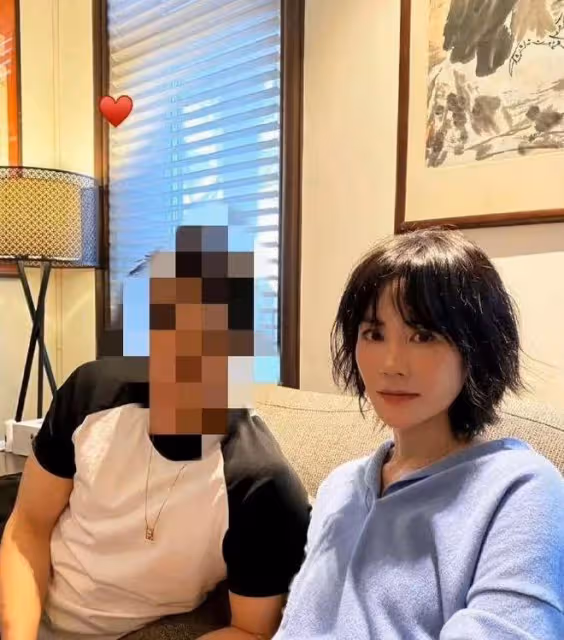 王菲罕見與男友人聚會,首剪妹妹頭太鄰家,52歲尖下巴線條太緊緻