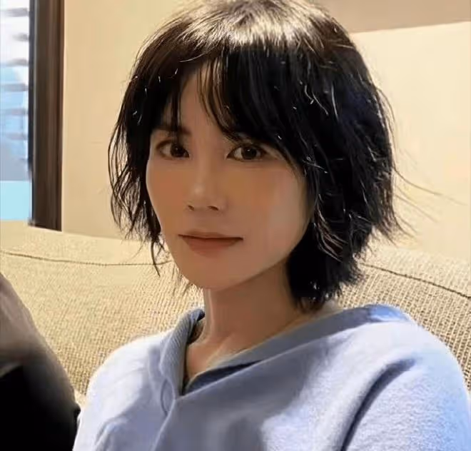 王菲罕見與男友人聚會,首剪妹妹頭太鄰家,52歲尖下巴線條太緊緻