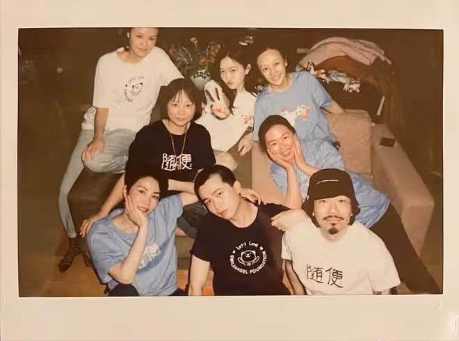王菲罕見與男友人聚會,首剪妹妹頭太鄰家,52歲尖下巴線條太緊緻