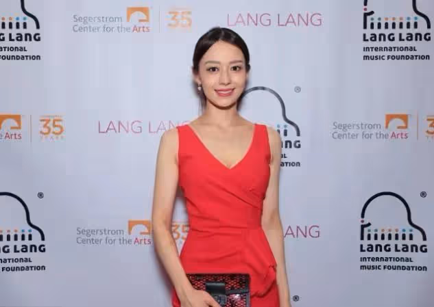 吉娜真給老公長臉!一襲中國紅長裙現身國外宴會,美成焦點太大氣
