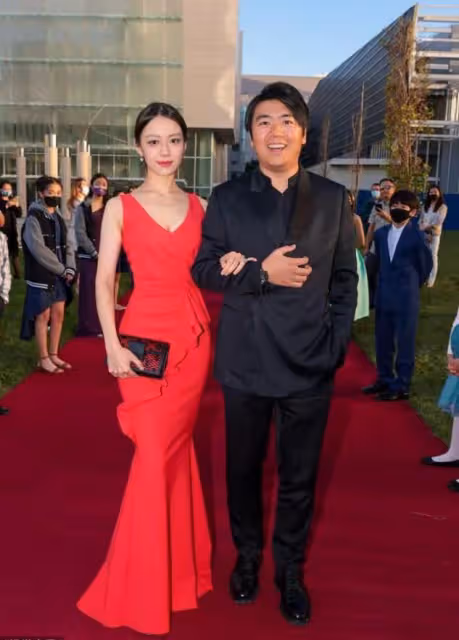 吉娜真給老公長臉!一襲中國紅長裙現身國外宴會,美成焦點太大氣