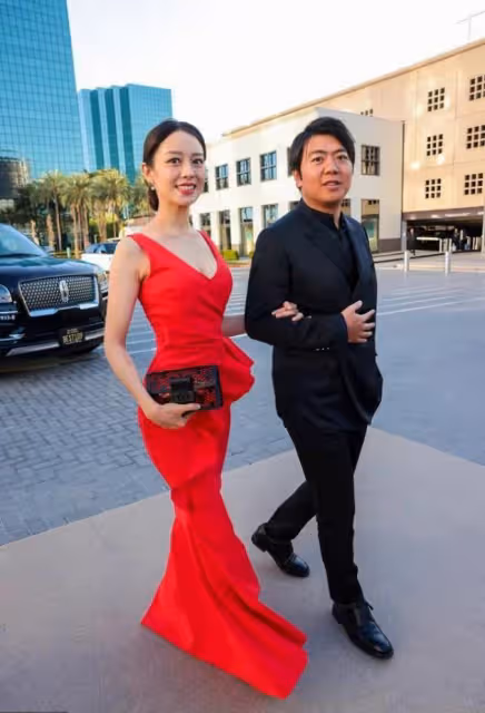 吉娜真給老公長臉!一襲中國紅長裙現身國外宴會,美成焦點太大氣