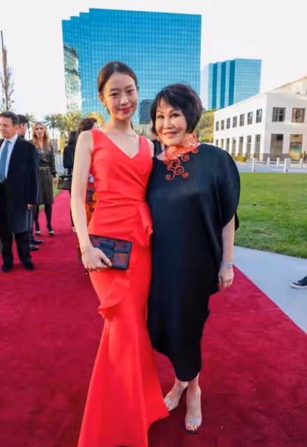 吉娜真給老公長臉!一襲中國紅長裙現身國外宴會,美成焦點太大氣