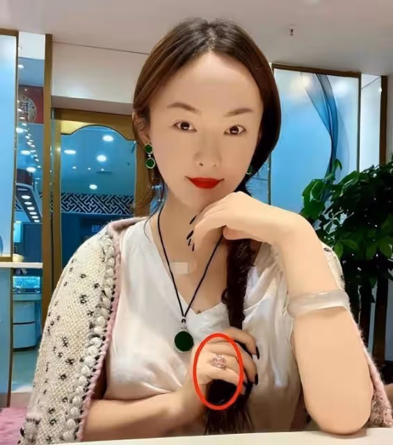霍思燕真不低調!現身同學聚會珠寶翡翠戴滿身,瘦過頭臉卻大變樣
