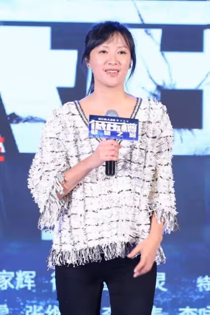 徐靜蕾罕露面,47歲還有少女身材真絕了,就是這高低肩差點意思