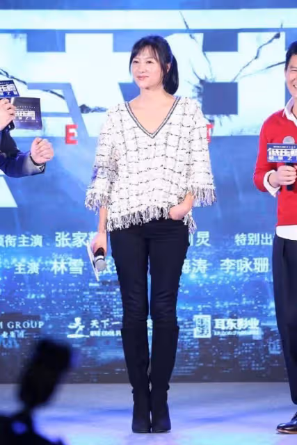 徐靜蕾罕露面,47歲還有少女身材真絕了,就是這高低肩差點意思