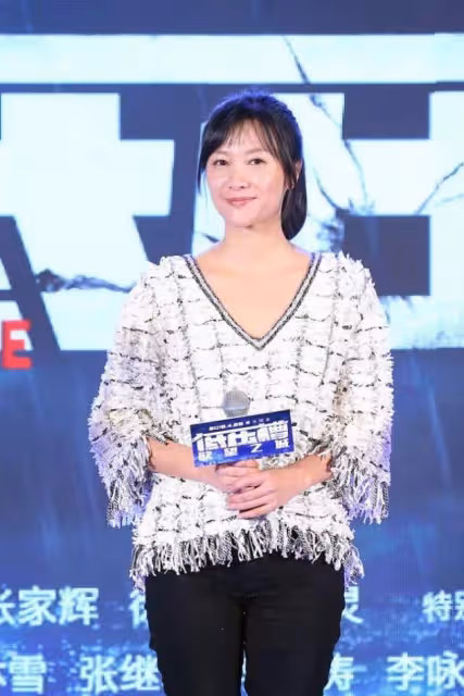 徐靜蕾罕露面,47歲還有少女身材真絕了,就是這高低肩差點意思