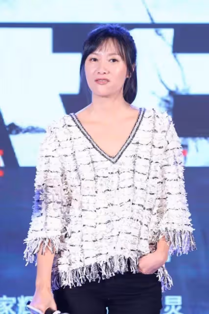 徐靜蕾罕露面,47歲還有少女身材真絕了,就是這高低肩差點意思