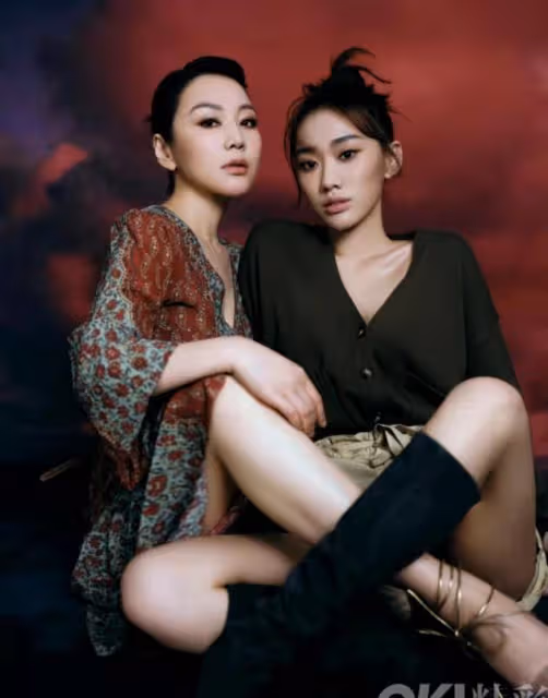 閆妮為捧女兒也真拼,母女合拍雜誌秀美腿,女兒一臉苦相沒她洋氣