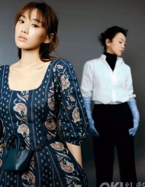 閆妮為捧女兒也真拼,母女合拍雜誌秀美腿,女兒一臉苦相沒她洋氣
