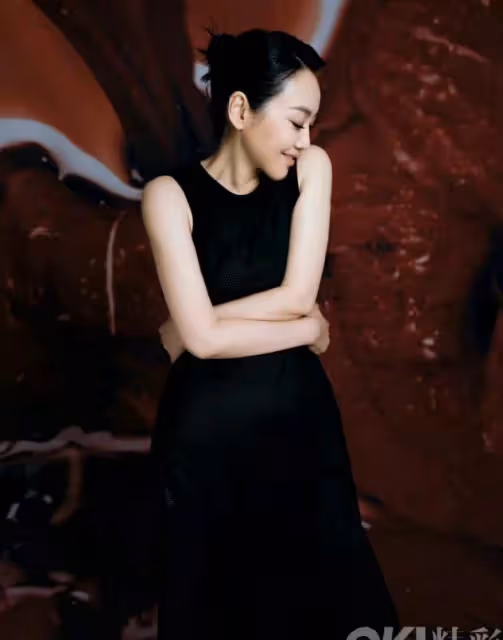 閆妮為捧女兒也真拼,母女合拍雜誌秀美腿,女兒一臉苦相沒她洋氣