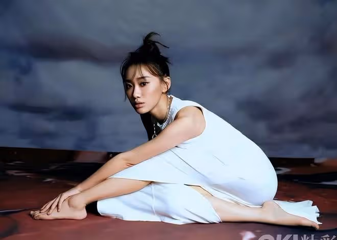 閆妮為捧女兒也真拼,母女合拍雜誌秀美腿,女兒一臉苦相沒她洋氣